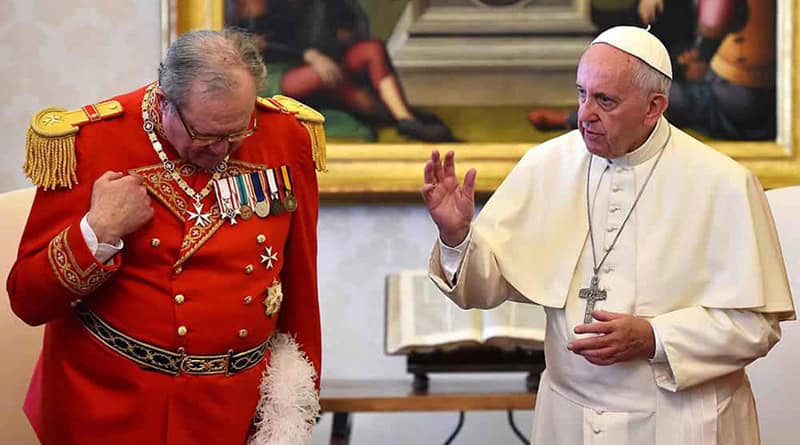 O Papa Francisco durante sua reunião com o líder dos Cavaleiros de Malta, Matthew Festing