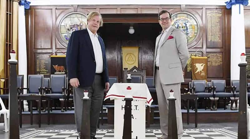 Sir David Wootton (esquerda), assistente de Grão-Mestre da Grande Loja Unida de Inglaterra, com o Grande Secretário, Dr. David Staples, no templo principal do Freemasons' Hall em Singapura