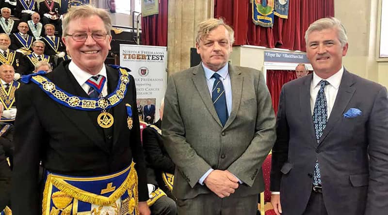 O Prof. Cooper a receber a contribuição dos Maçons de Norfolk