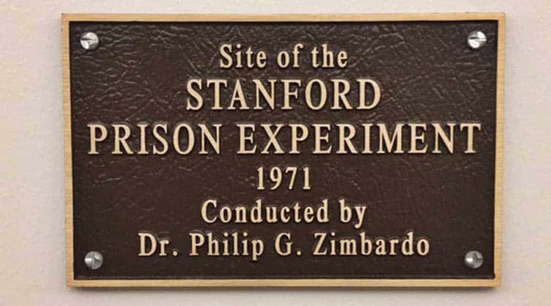 Placa colocada no local da Experiência da Prisão de Stanford