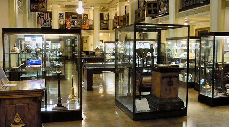 A biblioteca no salão dos maçons
