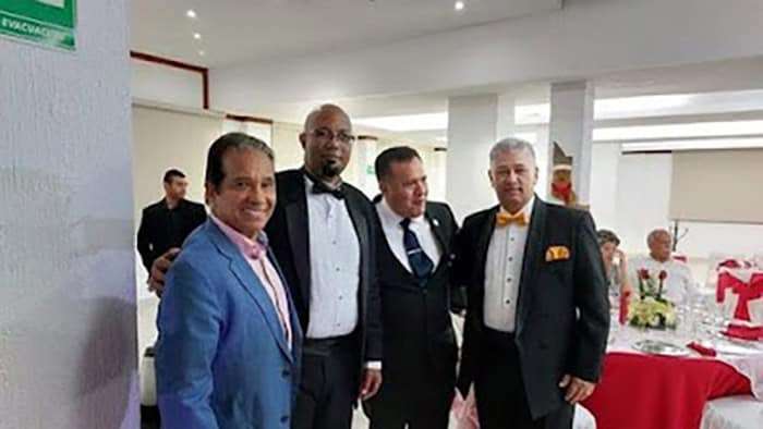 Francisco Javier Alfonso Vidal, segundo à esquerda, junto com José Ramón Viñas Alonso, primeiro à direita, e outros dois mestres Maçons, num evento em Veracruz, no México. (Facebook/José Ramón Viñas)