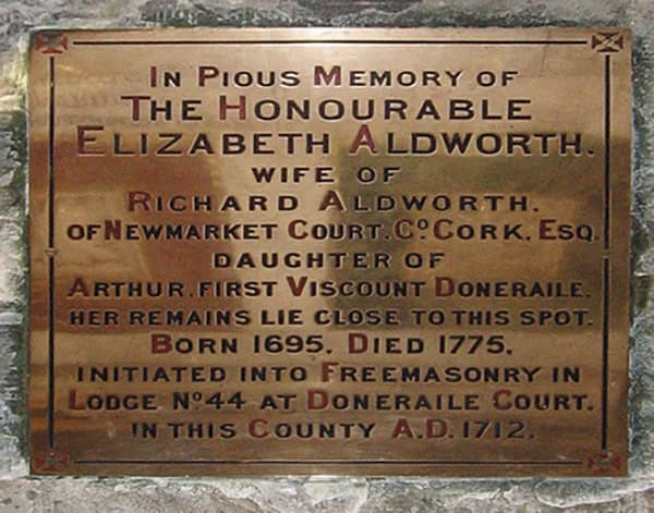 Placa erguida na nova Catedral de St. Finbarre pelos Maçons de Cork