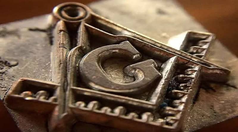g, esquadro, compasso em bronze, arte