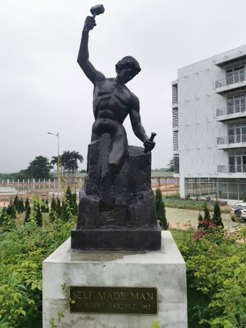 Fonte: Tttrung. Self-made Man statue at FPT University Ha Noi. 2021. Disponível em: https://commons.wikimedia.org/wiki/File:Self-made_Man_statue_at_FPT_University_Ha_Noi.jpg. Acesso em: 06 Ago. 2023.