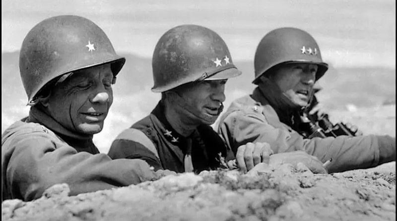 Generais Americanos na II Guerra Mundial, a partira da esquerda, Theodore Roosevelt Jr., Terry Allen e George Patton. (Robert Capa/Public Domain)