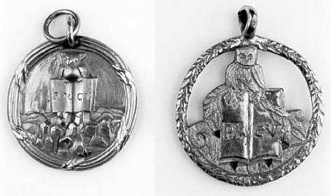 Um dos selos Minervais dos Illuminati da Baviera. Estes pingentes, usados ao redor do pescoço de Minerval iniciado, continha com a Coruja de Minerva. Também conhecida como o Coruja da Sabedoria, este símbolo é encontrado ainda hoje em lugares poderosos: ao redor da Casa Branca, escondido na nota de dólar ou na insígnia do Bohemian Club.
