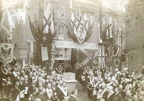 PGM, Conde de Euston, na fundação da pedra fundamental, corredor da rua Princes, Northampton, 1889