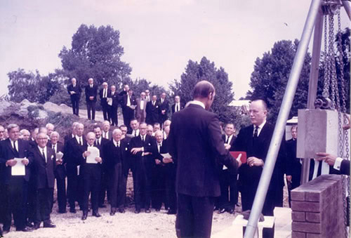 MW Bro O Honorável O Conde Cadogan MC DL, Pro Grande Mestre, com PGM, RWBro Richard Palmer, que estabelece a Pedra de Fundação, Salão dos Maçons, Avenida St. George, Northampton