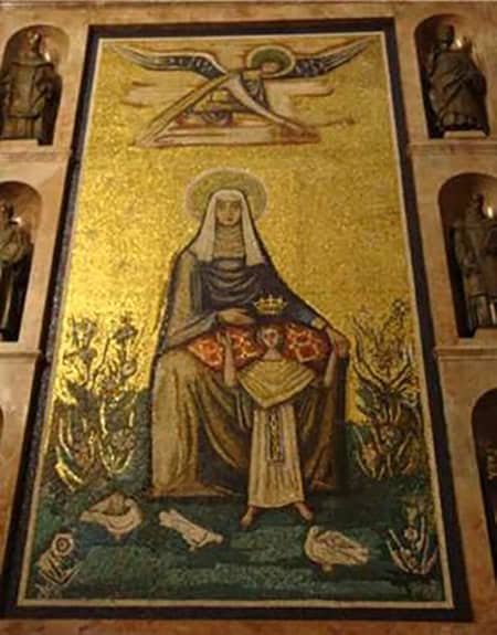 Figura 12 - O Braço da Virgem Maria faz um ângulo de 90 graus. - Foto de Adriano Santos Figueiredo Igreja: Catedral da Sé em São Paulo
