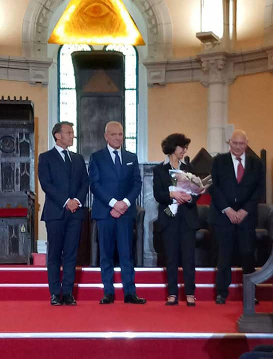 Da esquerda para a direita: o Presidente francês Emmanuel Macron, Thierry Zaveroni, a Ministra da Cultura Rachida Dati e Jacques Rozen, Grande Comandante do Conselho Supremo de França.