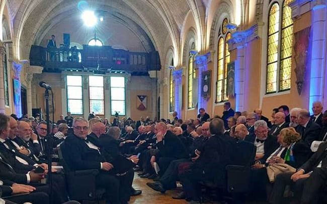 Uma grande reunião de maçons e leigos